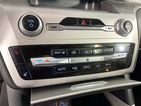 Used 2022 Ford Explorer XLT w/ Equipment Group 202A image 21