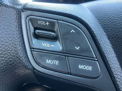 Used 2017 Hyundai Santa Fe SE AWD/4WD image 17