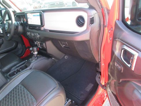 Used 2025 Jeep Wrangler Sport S image 19