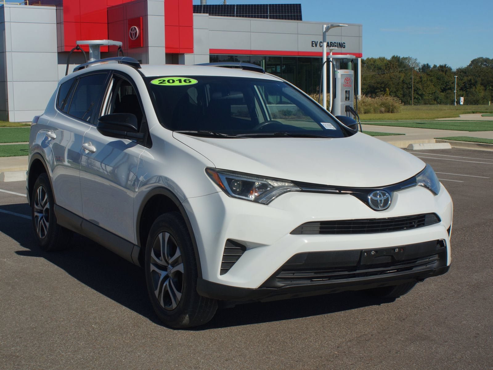 Used 2016 Toyota RAV4 LE FWD image 2