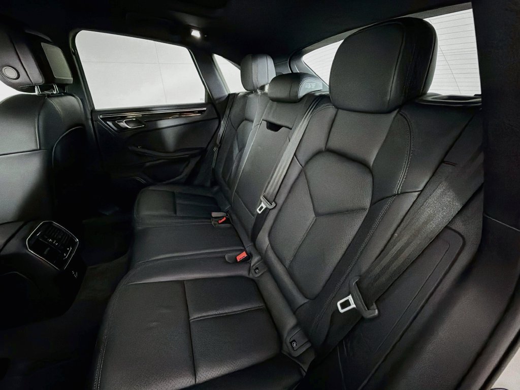 Certified 2023 Porsche Macan AWD/4WD image 24