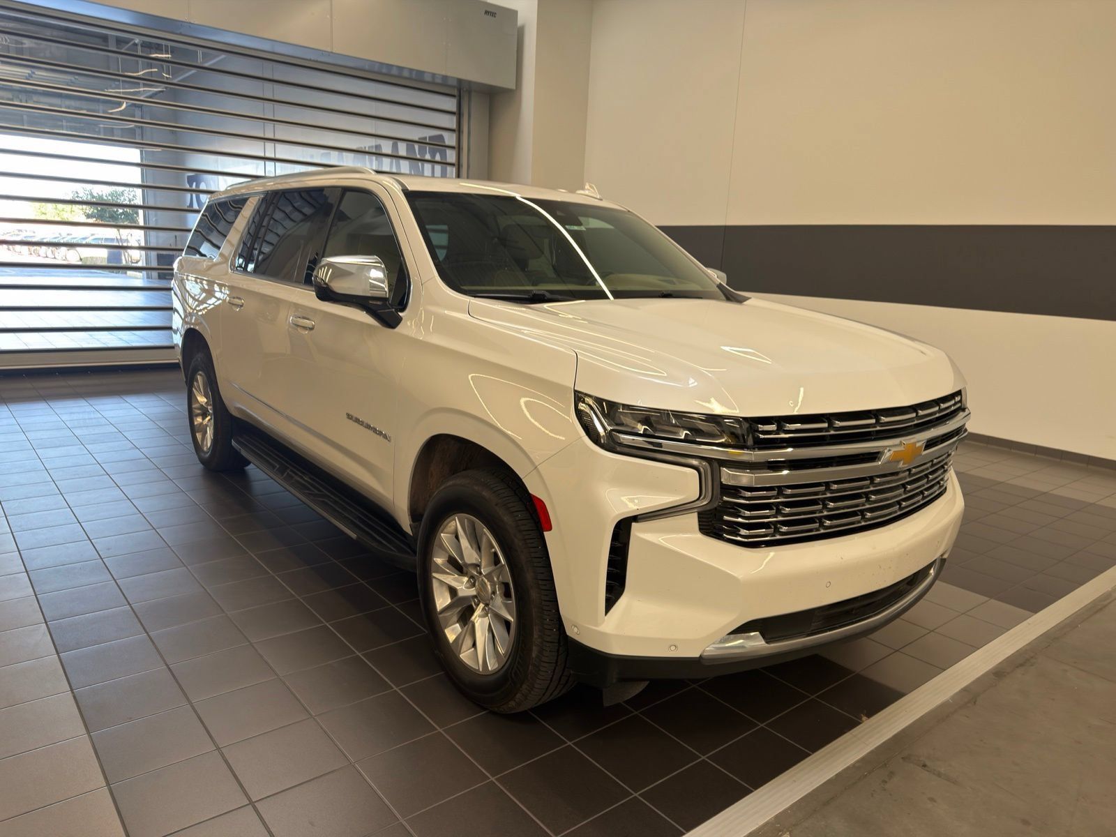 Used 2023 Chevrolet Suburban Premier w/ Advanced Technology Package AWD/4WD image 4