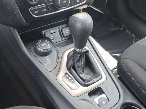 Used 2016 Jeep Cherokee Latitude AWD/4WD image 5
