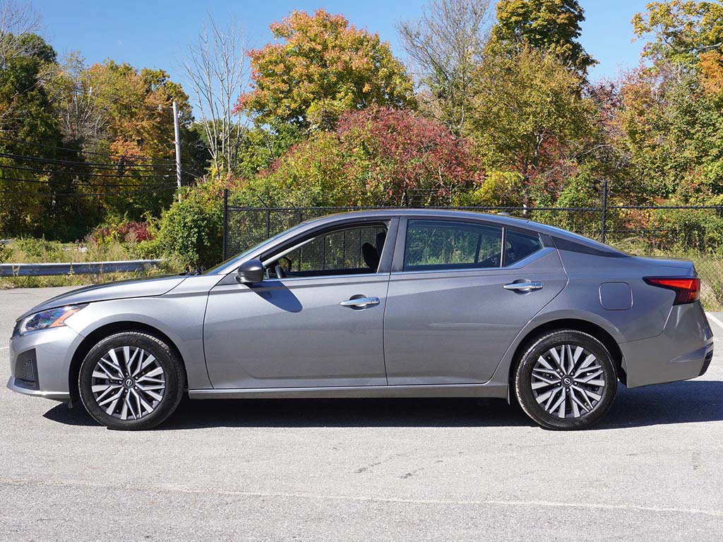 Used 2024 Nissan Altima 2.5 SV AWD/4WD image 14