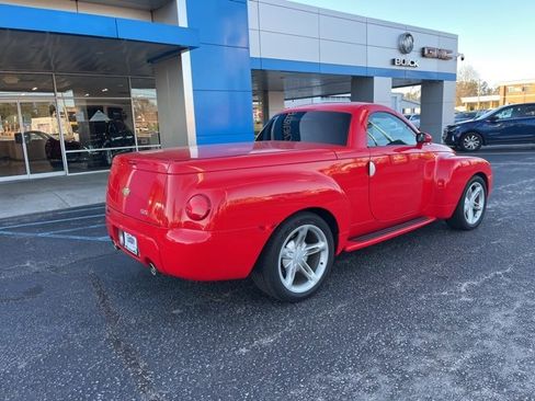Used 2005 Chevrolet SSR w/ Preferred Equipment Group image 4