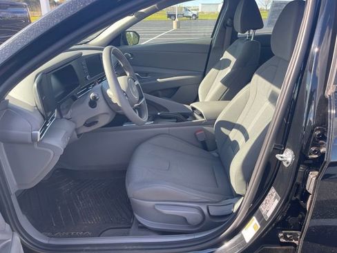 Used 2025 Hyundai Elantra SE FWD image 11