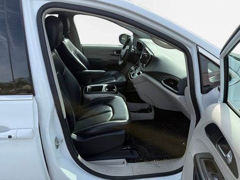 Used 2023 Chrysler Pacifica Touring-L image 25