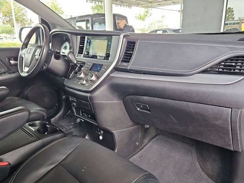 Used 2017 Toyota Sienna SE Premium FWD image 31