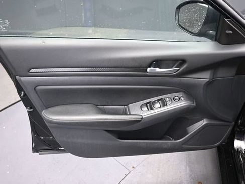 Used 2025 Nissan Altima 2.5 SV FWD image 16