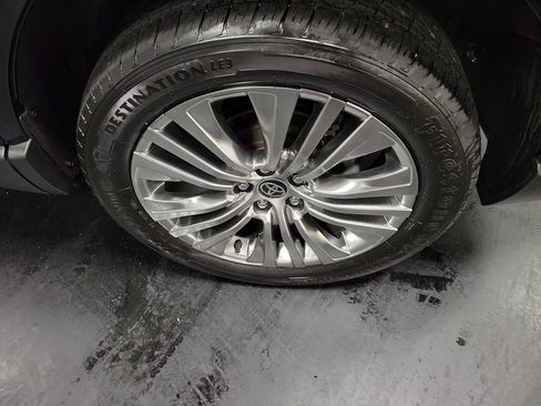 Used 2023 Toyota Venza XLE AWD/4WD image 10