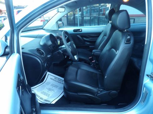Used 2010 Volkswagen Beetle Coupe FWD image 7