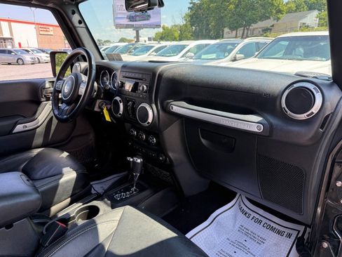 Used 2015 Jeep Wrangler Unlimited Sahara w/ Connectivity Group AWD/4WD image 32