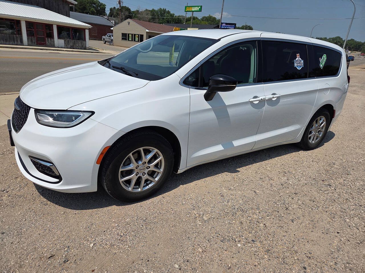 Used 2024 Chrysler Pacifica Touring-L FWD image 2