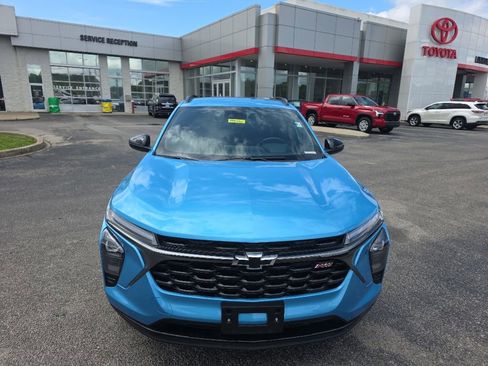 Used 2025 Chevrolet Trax RS w/ Driver Confidence Package FWD image 2