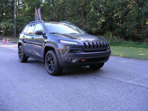 Used 2018 Jeep Cherokee Trailhawk w/ Comfort/Convenience Group image 1