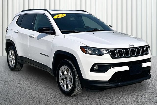 Used 2025 Jeep Compass Latitude w/ Sun & Sound Group AWD/4WD image 1