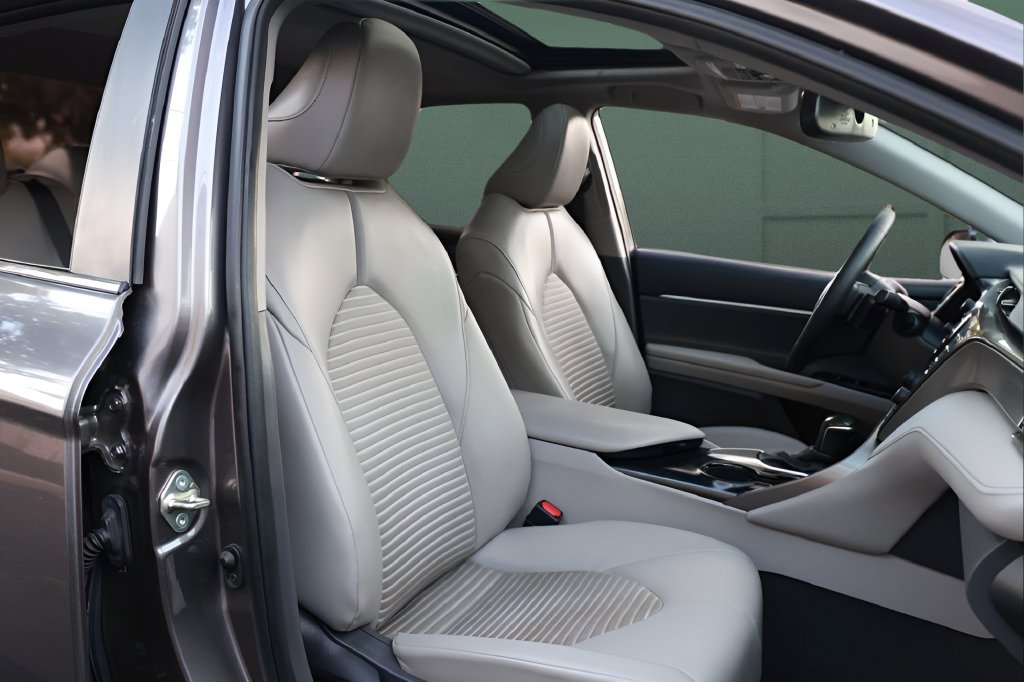 Used 2020 Toyota Camry SE w/ Convenience Package FWD image 23