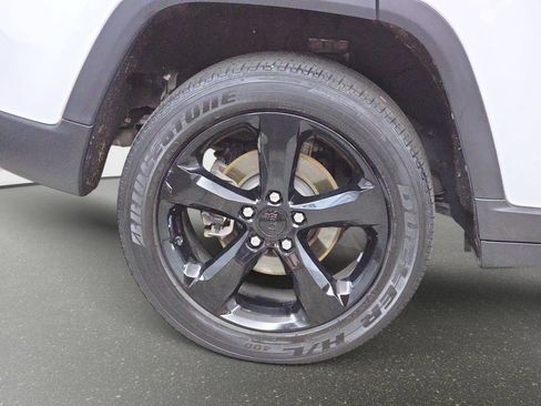Used 2023 Jeep Grand Cherokee Altitude AWD/4WD image 33