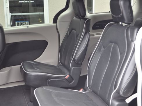 Used 2022 Chrysler Pacifica Limited image 17