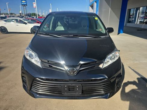Used 2020 Toyota Sienna L image 4