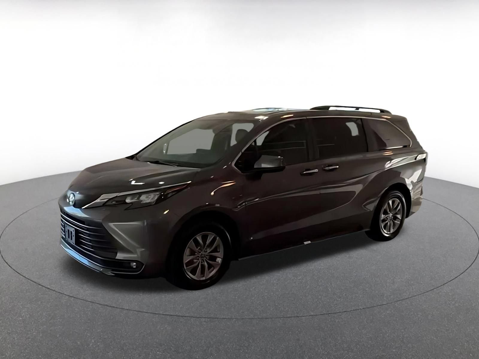 Used 2025 Toyota Sienna XLE FWD image 6