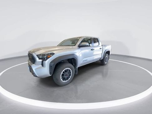 Certified 2025 Toyota Tacoma TRD Off-Road AWD/4WD image 4