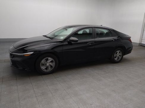 Used 2024 Hyundai Elantra SE image 2