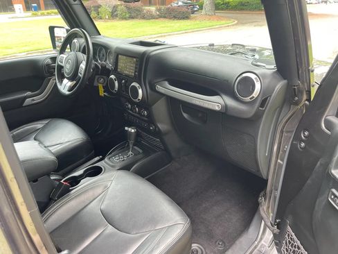 Used 2016 Jeep Wrangler Unlimited Rubicon AWD/4WD image 14