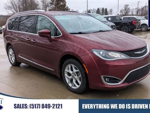 Used 2018 Chrysler Pacifica Touring-L w/ Tire & Wheel Group image 1