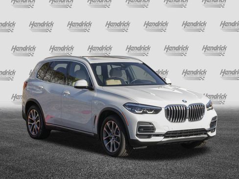 Certified 2022 BMW X5 xDrive40i w/ Luxury Seating Package image 2