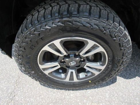 Used 2017 Toyota Tacoma TRD Sport w/ Tow Package (A/T) AWD/4WD image 9