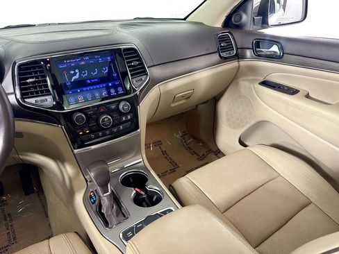 Used 2020 Jeep Grand Cherokee Overland AWD/4WD image 29