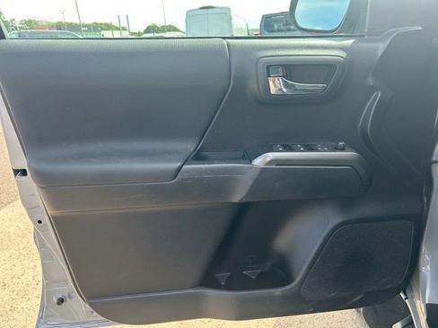 Used 2020 Toyota Tacoma TRD Off-Road AWD/4WD image 12