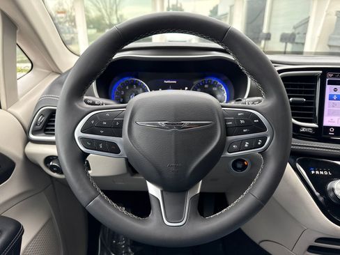 Used 2023 Chrysler Pacifica Touring-L image 14