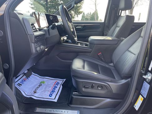 Used 2025 Chevrolet Suburban Z71 image 17