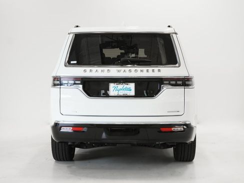 Used 2023 Jeep Grand Wagoneer Series III image 6