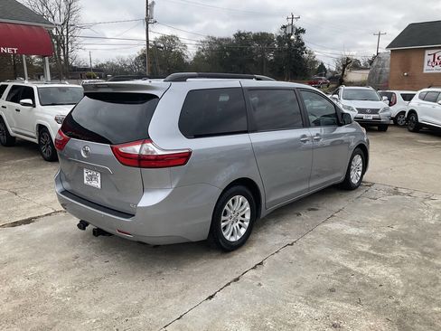 Used 2017 Toyota Sienna image 3