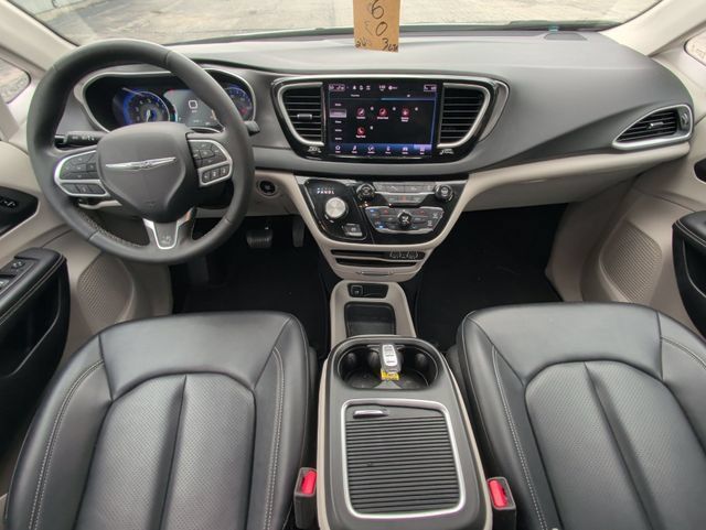 Used 2024 Chrysler Pacifica Touring-L FWD image 23