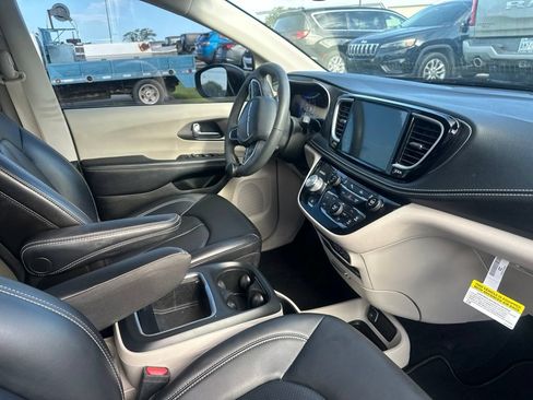 Used 2023 Chrysler Pacifica Touring-L w/ Uconnect Theater Family Group FWD image 5