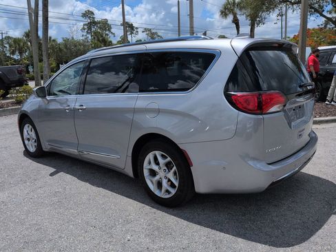 Used 2019 Chrysler Pacifica Touring-L Plus w/ Advanced Safetytec Group FWD image 7