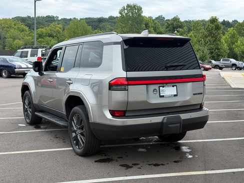 Used 2024 Lexus GX 550 w/ Cold Area Package AWD/4WD image 10