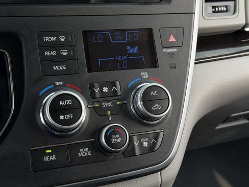 Used 2019 Toyota Sienna XLE w/ XLE Navigation Package FWD image 20
