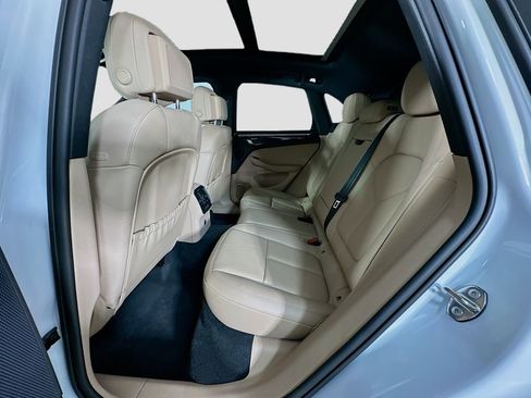 Certified 2023 Porsche Macan AWD/4WD image 24