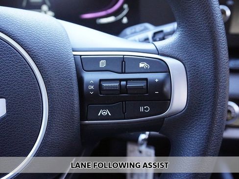 Used 2025 Kia Sportage LX image 3