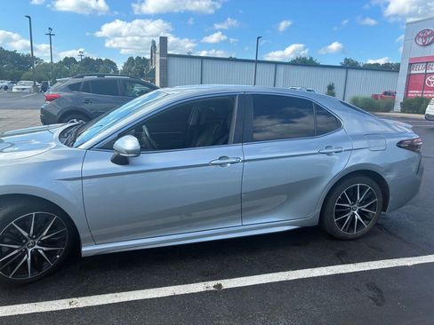 Used 2022 Toyota Camry SE FWD image 3