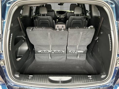 Used 2023 Chrysler Pacifica Touring-L w/ S Appearance Package AWD/4WD image 12