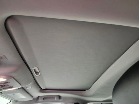 Used 2024 Toyota Highlander XLE FWD image 17