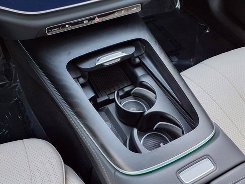 Used 2025 Mercedes-Benz E 350 4MATIC Sedan image 7