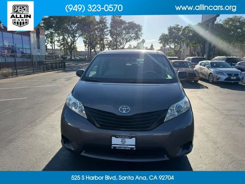 Used 2012 Toyota Sienna w/ Towing Pkg FWD image 2