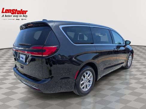 Used 2023 Chrysler Pacifica Touring-L FWD image 5